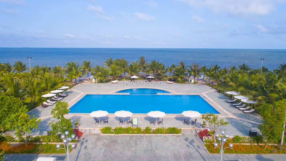 Dọc biển Hải Tiến có nhiều khu resort cao cấp